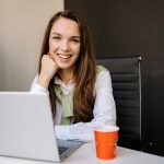 Luonnollinen puhe videoneuvotteluissa vinkkejä ja niksejä